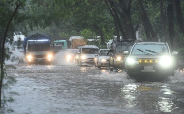 Conductores, a merced de raudales en días de lluvia y sin guía de PMT