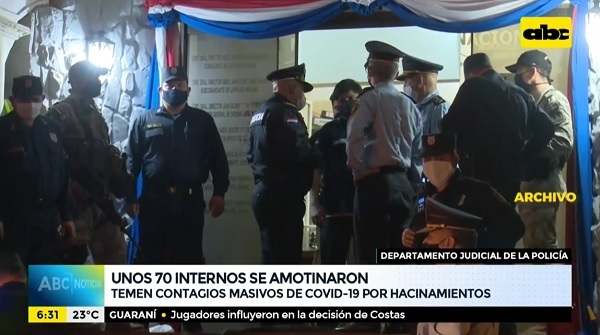 Reos se amotinan en departamento policial y exigen traslado