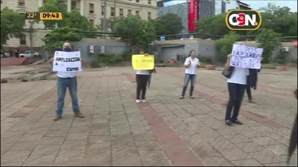 Academil: Padres de aspirantes se manifiestan en la Plaza de la Democracia - C9N