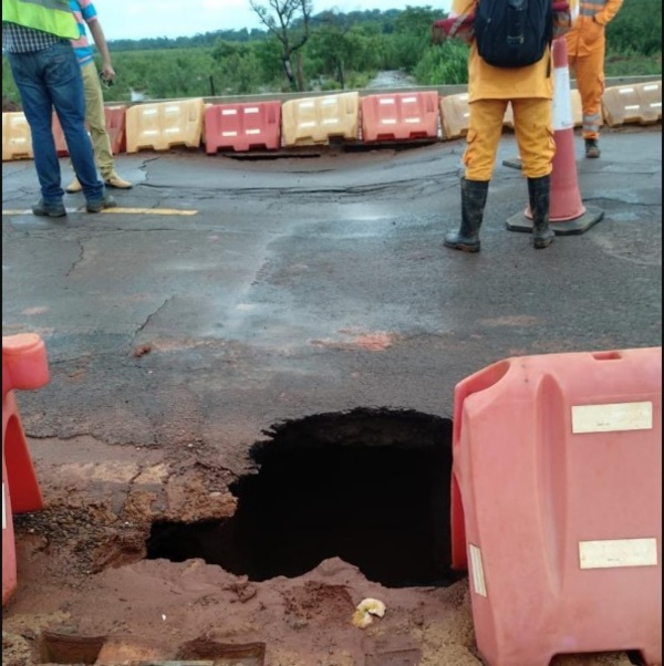 Se hunde parte del tramo sobre ruta 02