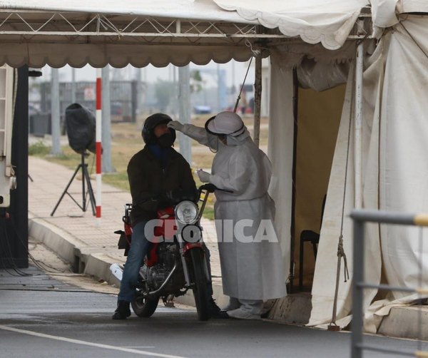 Crónica / Chinos ojapoma hisopado anal para detectar el virus vai