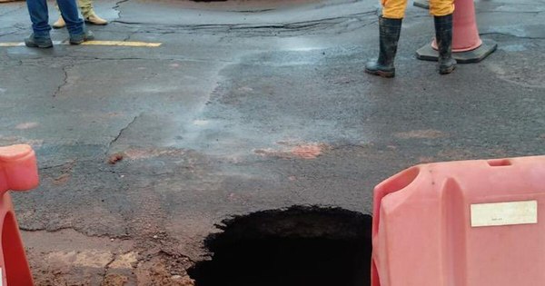 La Nación / Se hundió una calzada de la ruta PY02 en San José de los Arroyos