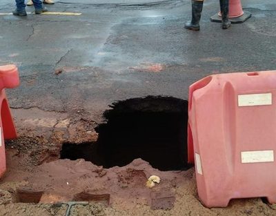Hundimiento de calzada en Ruta 2 generan desvíos mundiales