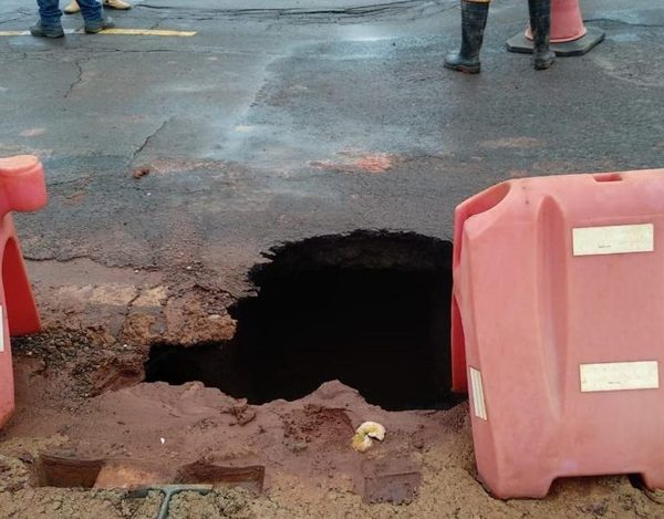 Hundimiento de calzada en Ruta 2 generan desvíos mundiales