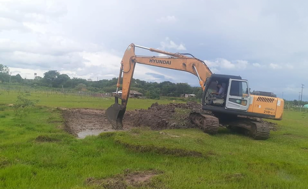 Caazapá: Realizan excavación de tajamares comunitarios - Noticiero Paraguay