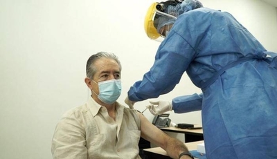 HOY / Piden la renuncia del ministro de Salud de Ecuador por vacunar primero a sus familiares