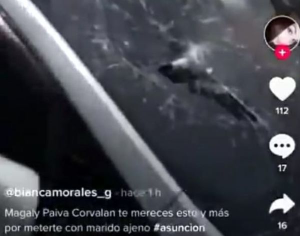 (Video). Esposa engañada por su marido rompió parabrisas del auto de su cuerno: “Por meterte con marido ajeno”, le gritó