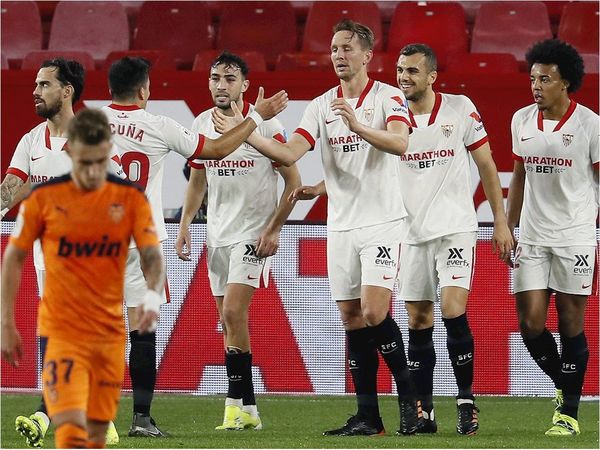 El Sevilla elimina con solvencia a un deprimido Valencia