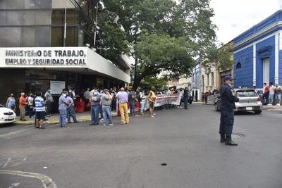 Trabajadores del sector naviero nos descartan ir a huelga, anuncian - Nacionales - ABC Color