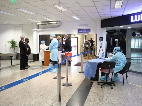 Multarán a 500 vacacionistas que regresaron sin test de Covid-19