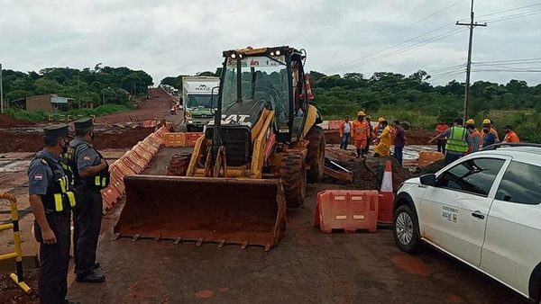 Inundaciones y caos por hundimiento son resultados de obras en ruta PY02