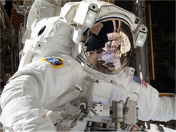 Astronautas salen de la estación para tareas en "Bartolomeo"
