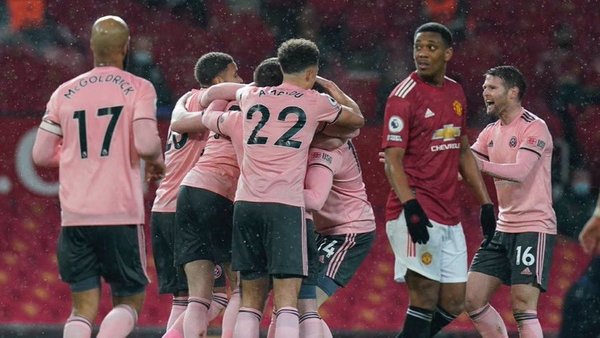 Sheffield evita que el Manchester United se haga líder