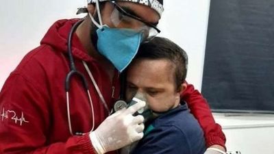 Vuelven viral la imagen de un enfermero brasileño que calma a un paciente con síndrome de Down contagiado de Covid-19