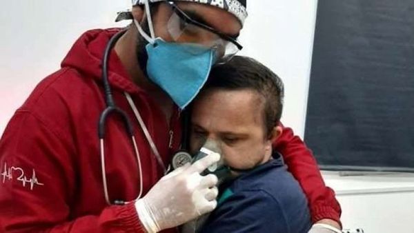 Vuelven viral la imagen de un enfermero brasileño que calma a un paciente con síndrome de Down contagiado de Covid-19