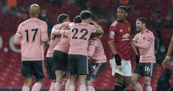 El último de la tabla derrota al Manchester United y lo baja de la cima