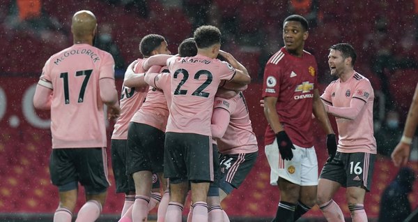 El último de la tabla derrota al Manchester United y lo baja de la cima