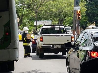 Denuncian que “falsos bomberos” piden dinero en semáforos  - Nacionales - ABC Color