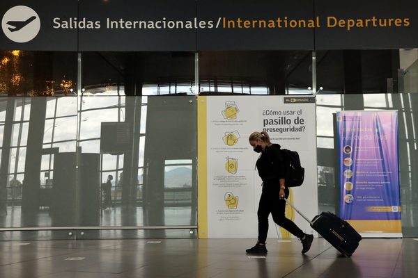 Colombia suspende vuelos desde y hacia Brasil por nueva variante de covid-19 - MarketData