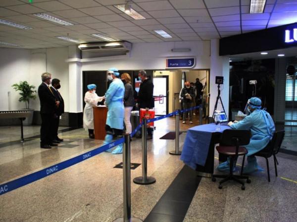 Multan a 500 viajeros por no presentar test Covid-19