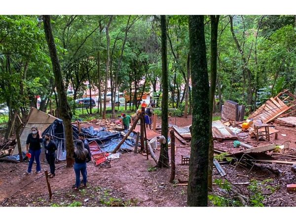 Comuna desaloja a ocupantes de reserva natural del Lago