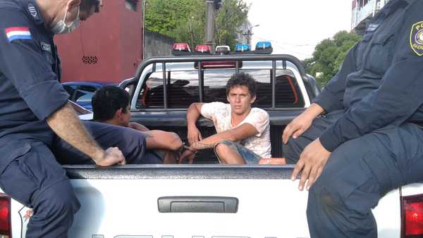 Detienen a dos marginales que robaron a pasajeros de ómnibus a punta de machete