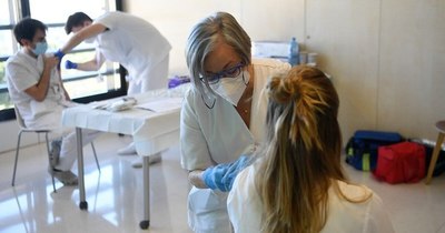 La Nación / Pfizer y BioNTech estiman que su vacuna es eficaz frente a variantes británica y sudafricana