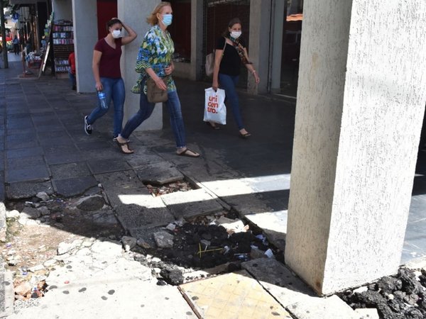 Pese a multas, "mal uso de veredas continúa por falta de educación vial"