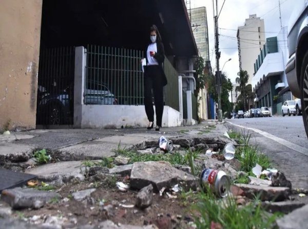 Mal uso de veredas continúa por falta de educación vial · Radio Monumental 1080 AM