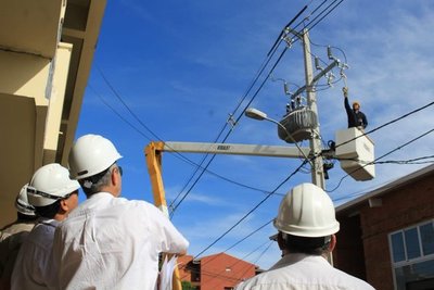 Índices de cortes eléctricos disminuyen tras inversiones de la ANDE en alimentadores y transformadores | .::Agencia IP::.
