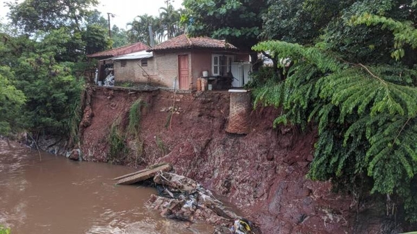 HOY / Vivienda al costado de un arroyo a punto de derrumbarse: Familia teme por su seguridad