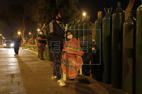 Noches en vela por un tanque de oxígeno: el drama del Covid vuelve a Perú - ADN Digital
