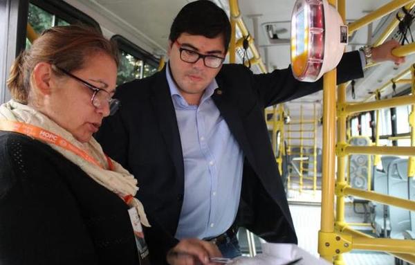 Titular de Transporte recorre y verifica venta de tarjetas