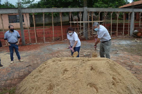 Villarrica: Realizan palada inicial para construcción de tinglado en escuela - Noticiero Paraguay