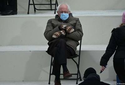 La foto de Bernie Sanders con manoplas recauda 1.8 millones de dólares para la caridad