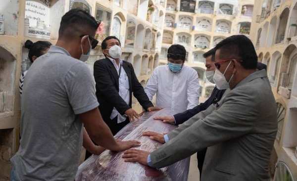 HOY / Perú retoma el confinamiento para evitar un colapso del sistema sanitario