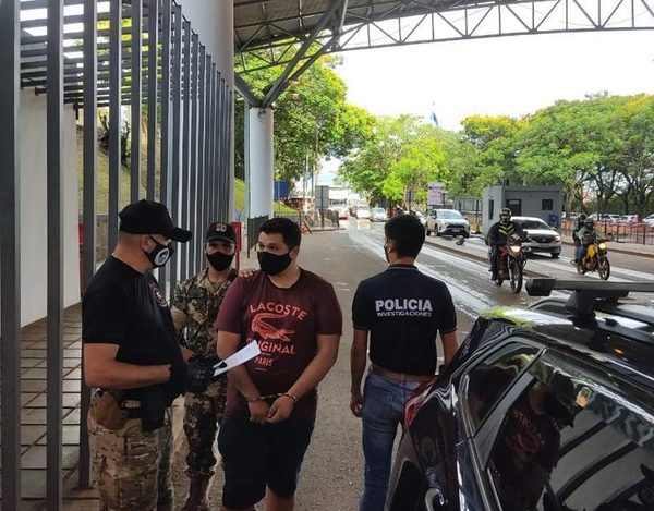 Detienen a hombre con varias órdenes de captura