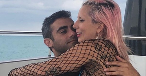 El comentado beso de Lady Gaga y su novio con las mascarillas puestas - C9N