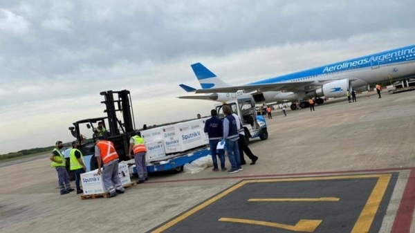 HOY / Llega el tercer vuelo de Aerolíneas Argentinas con nuevas dosis de Sputnik V