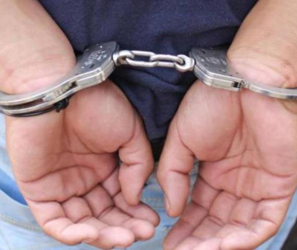 Redujo a supuesto ladrón y dio aviso a la policía