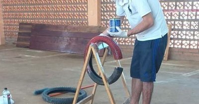 La Nación / Jóvenes utilizan neumáticos en desuso para elaborar objetos decorativos