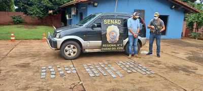 Decomisan marihuana que estaba en puertas de un vehículo