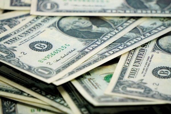 Cotización del dólar se vuelve a acercar a los G. 7000 - MarketData