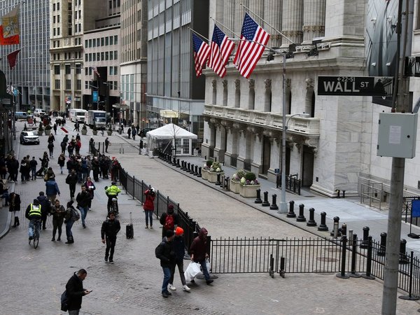 GameStop, AMC y otras firmas caen en Wall Street tras vetos en la bolsa