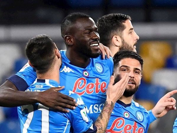 Napoli golea y alcanza las semifinales de la Copa Italia
