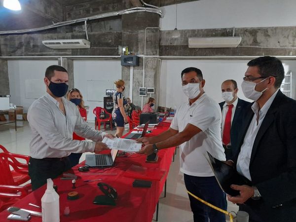 Senador Martín Arévalo inscribe su precandidatura a intendente de Asunción