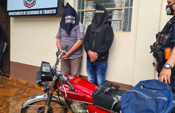 Detienen a presuntos motochorros con antecedentes, en patrullaje preventivo - ABC en el Este - ABC Color