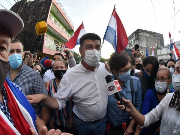 Efraín Alegre se entrega a la Justicia con apoyo de su gente