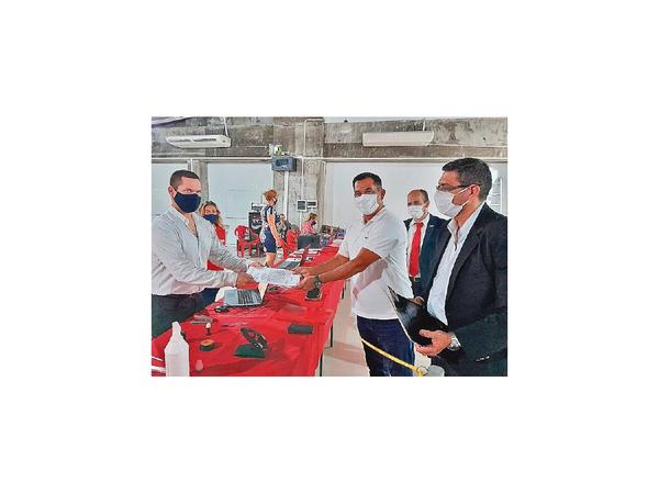 Arévalo se adelanta e inscribe candidatura