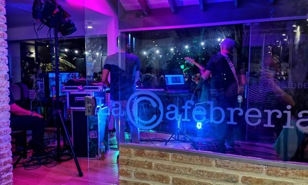 Música retro en La Cafebrería